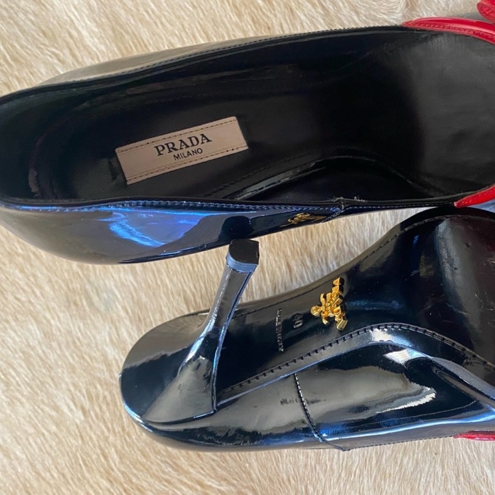 Gorgeous Prada Women's Glossy Black Heels with Red Bow. - Picture 4 of 6